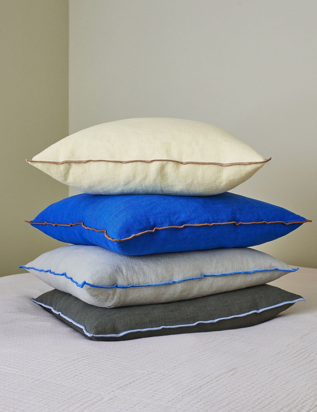 Outline Cushion (Vivid Blue)