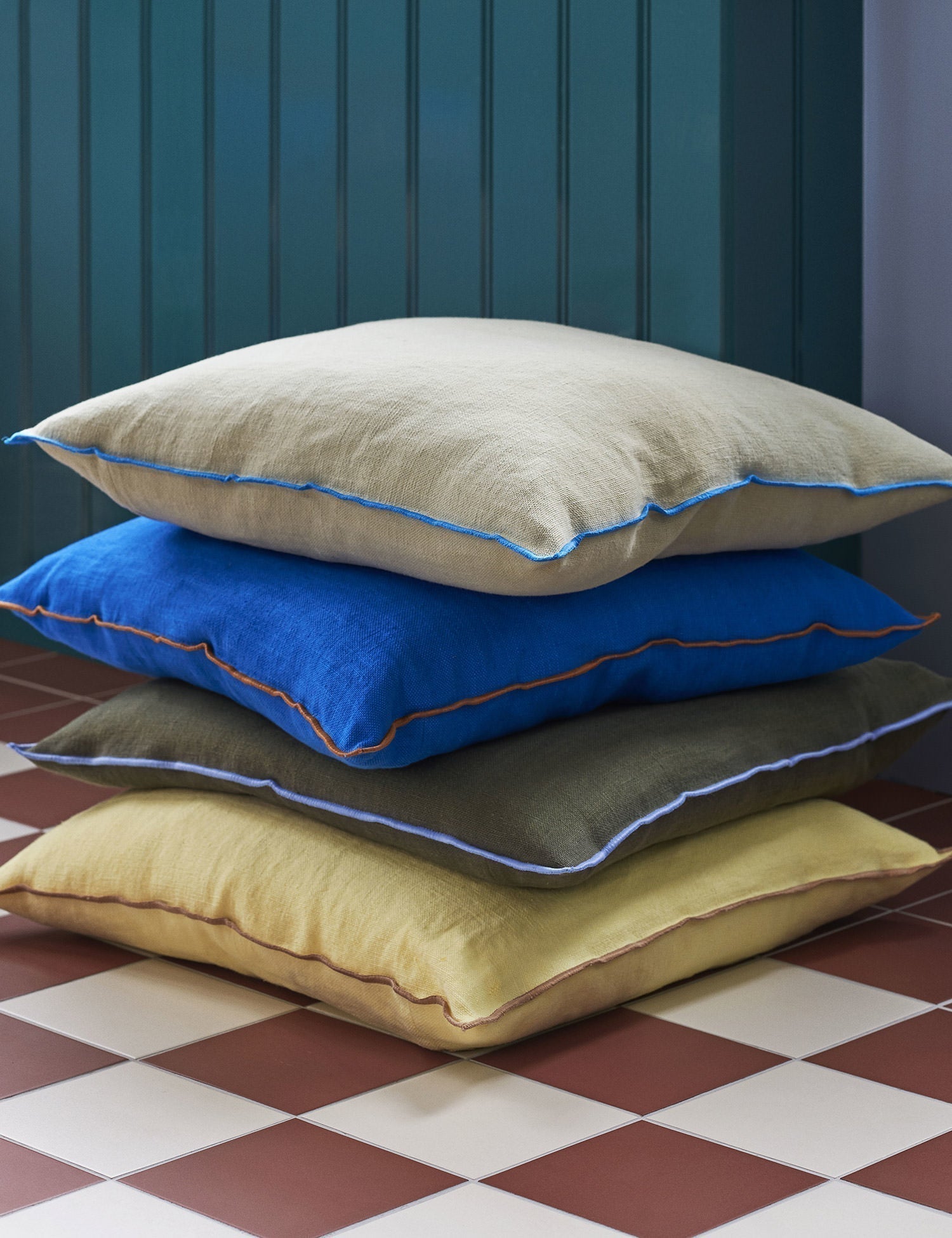 Outline Cushion (Black)